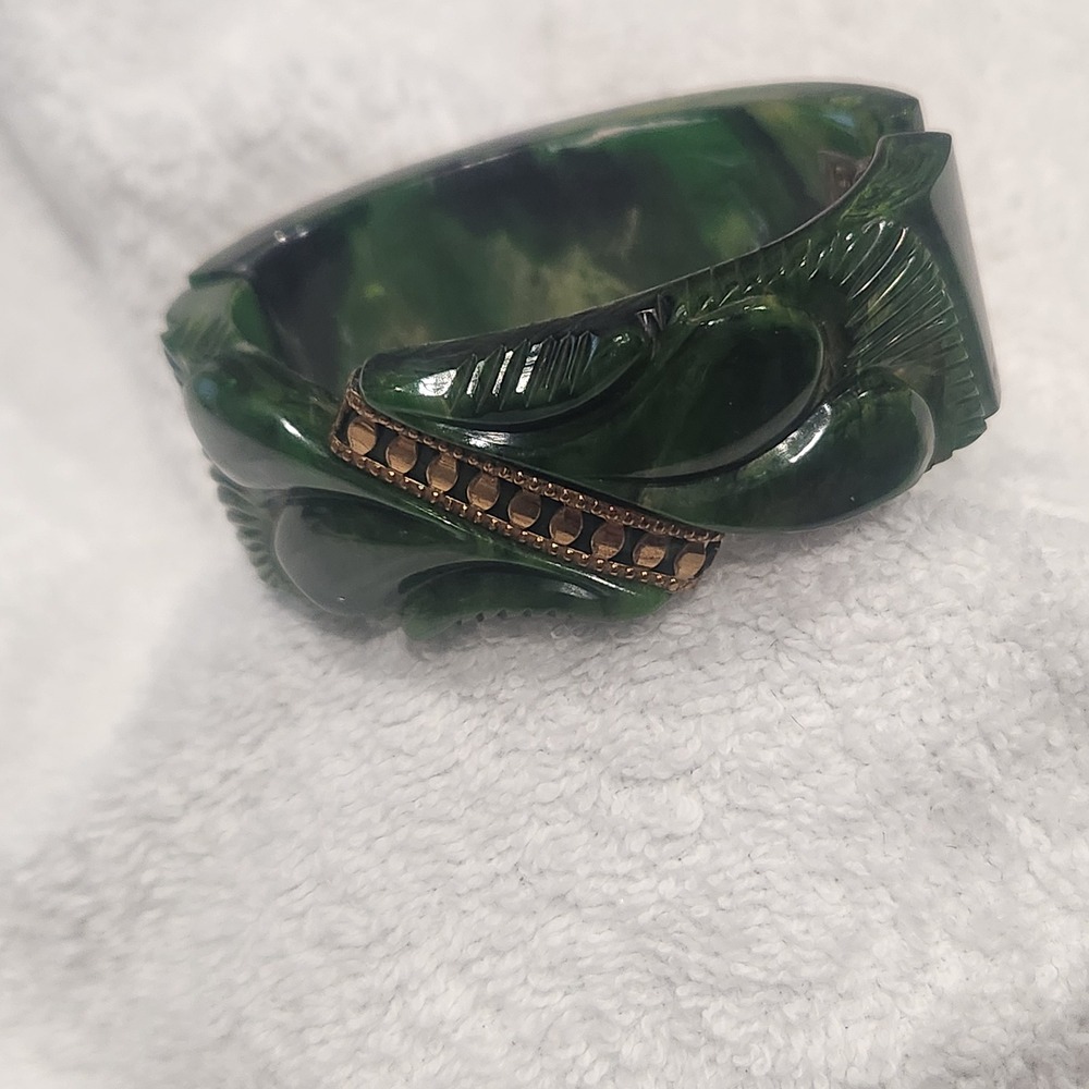 Vintage Green Marbled Bakelite Clamper Bracelet‎ Carved Art Deco Hinged Bangle